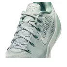 Nike Kobe 9 EM Low Protro Light Silver Steam nízke basketbalové tenisky strieborné — produktová fotografia na bielom pozadí, bočný pohľad