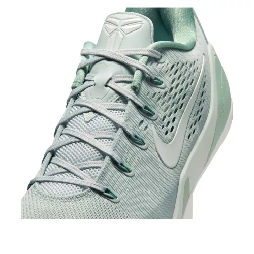 Nike Kobe 9 EM Low Protro Light Silver Steam nízke basketbalové tenisky strieborné — produktová fotografia na bielom pozadí, bočný pohľad