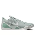 Nike Kobe 9 EM Low Protro Light Silver Steam nízke basketbalové tenisky strieborné — produktová fotografia na bielom pozadí, bočný pohľad