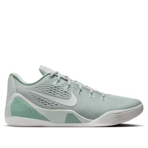 Nike Kobe 9 EM Low Protro Light Silver Steam nízke basketbalové tenisky strieborné — produktová fotografia na bielom pozadí, bočný pohľad