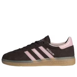 adidas Handball Spezial Aurora Coffee Sandy Pink dámske nízke streetové tenisky ružové — produktová fotografia na bielom pozadí, bočný pohľad