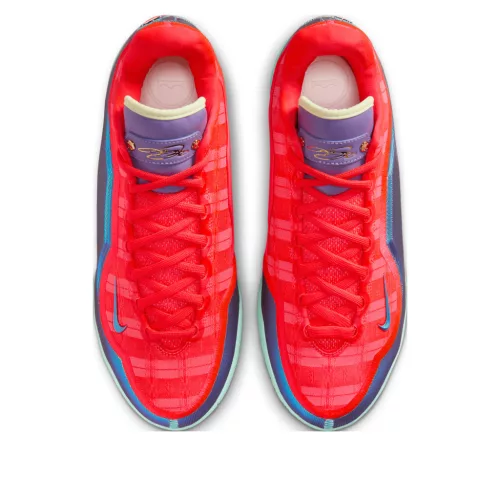 Nike LeBron 23 Stocking Stuffer nízke basketbalové tenisky — produktová fotografia na bielom pozadí, bočný pohľad