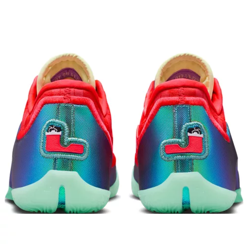 Nike LeBron 23 Stocking Stuffer nízke basketbalové tenisky — produktová fotografia na bielom pozadí, bočný pohľad