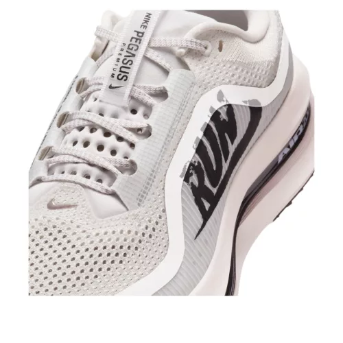 Nike Air Zoom Pegasus Premium Run nízke bežecké tenisky — produktová fotografia na bielom pozadí, bočný pohľad