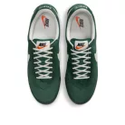 Nike Astro Grabber QS Fir Sail nízke streetové tenisky lomené biele — produktová fotografia na bielom pozadí, bočný pohľad