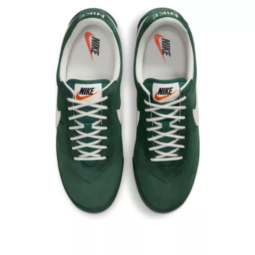 Nike Astro Grabber QS Fir Sail nízke streetové tenisky lomené biele — produktová fotografia na bielom pozadí, bočný pohľad