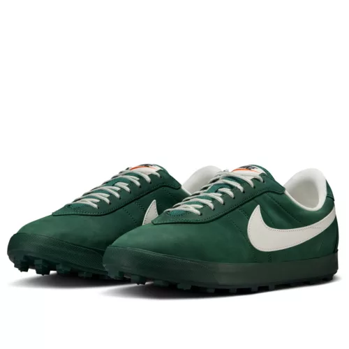 Nike Astro Grabber QS Fir Sail nízke streetové tenisky lomené biele — produktová fotografia na bielom pozadí, bočný pohľad