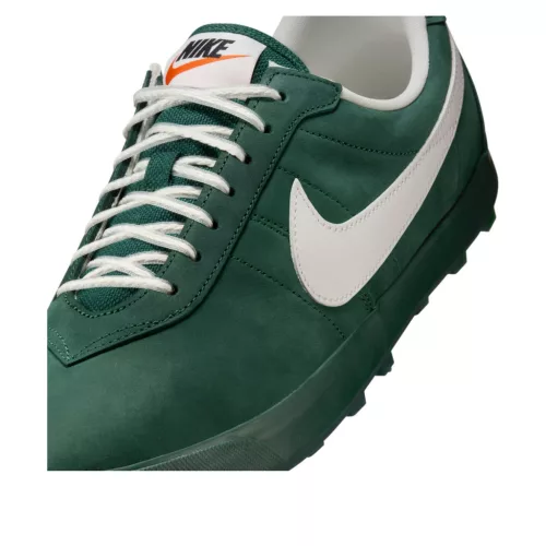 Nike Astro Grabber QS Fir Sail nízke streetové tenisky lomené biele — produktová fotografia na bielom pozadí, bočný pohľad