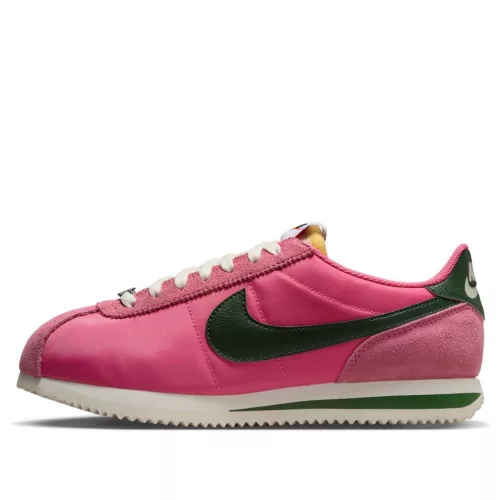 Nike Cortez TXT Pinksicle Sail White Fir dámske nízke streetové tenisky lomené biele-biele — produktová fotografia na bielom pozadí, bočný pohľad
