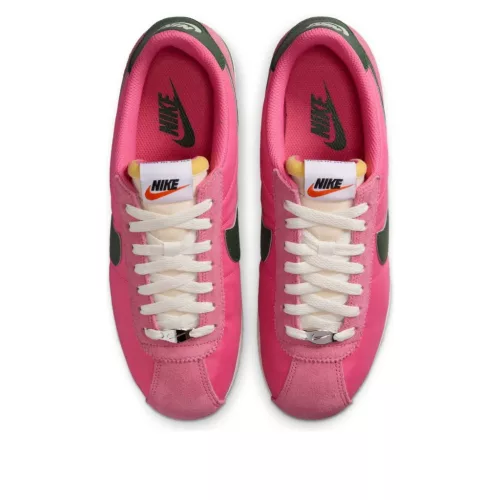 Nike Cortez TXT Pinksicle Sail White Fir dámske nízke streetové tenisky lomené biele-biele — produktová fotografia na bielom pozadí, bočný pohľad