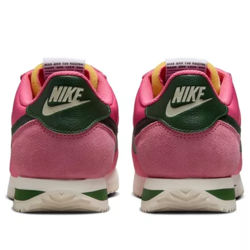 Nike Cortez TXT Pinksicle Sail White Fir dámske nízke streetové tenisky lomené biele-biele — produktová fotografia na bielom pozadí, bočný pohľad
