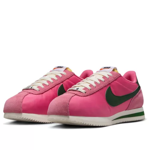 Nike Cortez TXT Pinksicle Sail White Fir dámske nízke streetové tenisky lomené biele-biele — produktová fotografia na bielom pozadí, bočný pohľad
