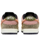 Nike SB Dunk Low Arts-Rec nízke skejtové tenisky — produktová fotografia na bielom pozadí, bočný pohľad