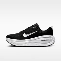 Nike Vomero Plus Extra Wide 'Black Cool Grey' nízke bežecké tenisky čierne-sivé — produktová fotografia na bielom pozadí, bočný pohľad