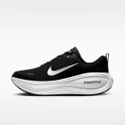 Nike Vomero Plus Extra Wide 'Black Cool Grey' nízke bežecké tenisky čierne-sivé — produktová fotografia na bielom pozadí, bočný pohľad