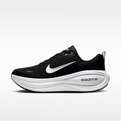 Nike Vomero Plus Extra Wide 'Black Cool Grey' nízke bežecké tenisky čierne-sivé — produktová fotografia na bielom pozadí, bočný pohľad