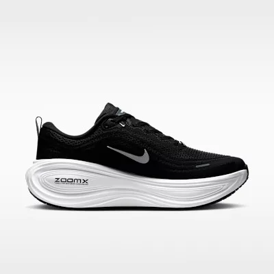 Nike Vomero Plus Extra Wide 'Black Cool Grey' nízke bežecké tenisky čierne-sivé — produktová fotografia na bielom pozadí, bočný pohľad