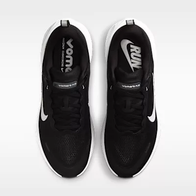 Nike Vomero Plus Extra Wide 'Black Cool Grey' nízke bežecké tenisky čierne-sivé — produktová fotografia na bielom pozadí, bočný pohľad