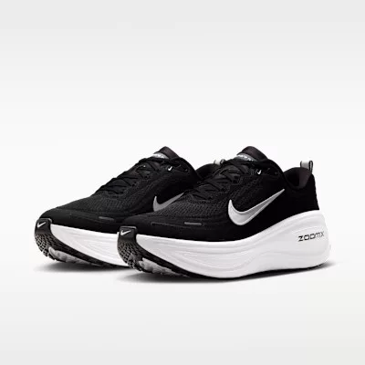 Nike Vomero Plus Extra Wide 'Black Cool Grey' nízke bežecké tenisky čierne-sivé — produktová fotografia na bielom pozadí, bočný pohľad