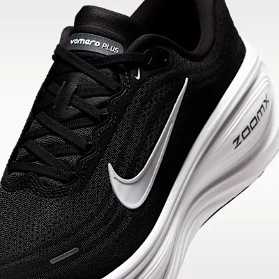 Nike Vomero Plus Extra Wide 'Black Cool Grey' nízke bežecké tenisky čierne-sivé — produktová fotografia na bielom pozadí, bočný pohľad
