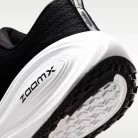Nike Vomero Plus Extra Wide 'Black Cool Grey' nízke bežecké tenisky čierne-sivé — produktová fotografia na bielom pozadí, bočný pohľad