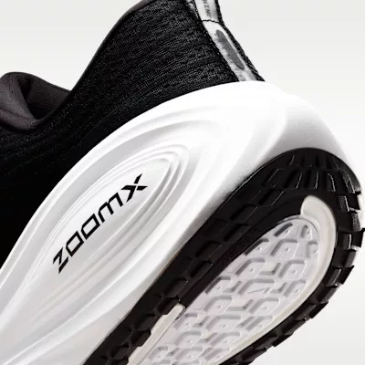 Nike Vomero Plus Extra Wide 'Black Cool Grey' nízke bežecké tenisky čierne-sivé — produktová fotografia na bielom pozadí, bočný pohľad