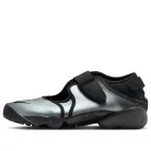 Nike Air Rift LTR Metallic Silver dámske nízke streetové tenisky strieborné — produktová fotografia na bielom pozadí, bočný pohľad