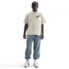 Nike Solo Swoosh T-Shirt Light Khaki pánske tričko khaki — produktová fotografia na bielom pozadí, bočný pohľad
