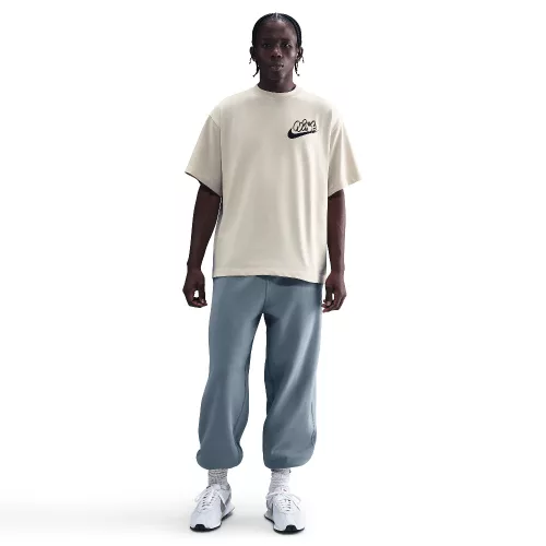 Nike Solo Swoosh T-Shirt Light Khaki pánske tričko khaki — produktová fotografia na bielom pozadí, bočný pohľad