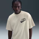 Nike Solo Swoosh T-Shirt Light Khaki pánske tričko khaki — produktová fotografia na bielom pozadí, bočný pohľad