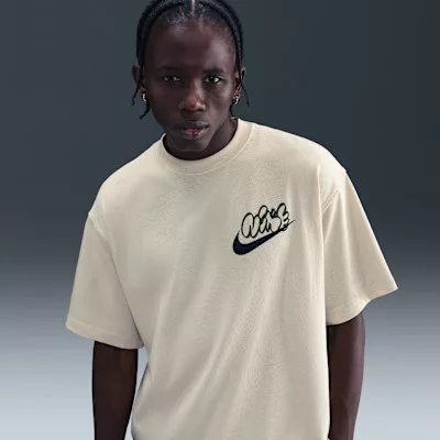 Nike Solo Swoosh T-Shirt Light Khaki pánske tričko khaki — produktová fotografia na bielom pozadí, bočný pohľad
