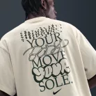 Nike Solo Swoosh T-Shirt Light Khaki pánske tričko khaki — produktová fotografia na bielom pozadí, bočný pohľad