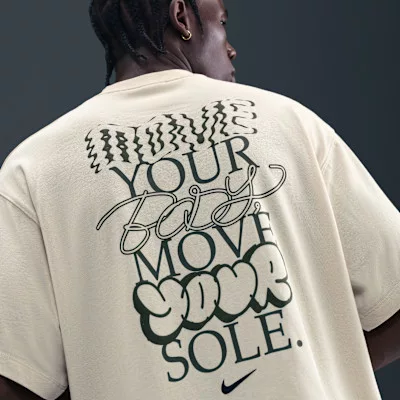 Nike Solo Swoosh T-Shirt Light Khaki pánske tričko khaki — produktová fotografia na bielom pozadí, bočný pohľad
