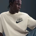 Nike Solo Swoosh T-Shirt Light Khaki pánske tričko khaki — produktová fotografia na bielom pozadí, bočný pohľad