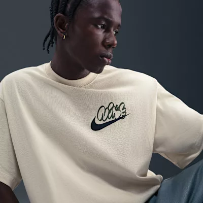 Nike Solo Swoosh T-Shirt Light Khaki pánske tričko khaki — produktová fotografia na bielom pozadí, bočný pohľad