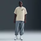 Nike Solo Swoosh T-Shirt Light Khaki pánske tričko khaki — produktová fotografia na bielom pozadí, bočný pohľad