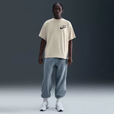 Nike Solo Swoosh T-Shirt Light Khaki pánske tričko khaki — produktová fotografia na bielom pozadí, bočný pohľad