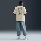 Nike Solo Swoosh T-Shirt Light Khaki pánske tričko khaki — produktová fotografia na bielom pozadí, bočný pohľad