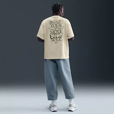 Nike Solo Swoosh T-Shirt Light Khaki pánske tričko khaki — produktová fotografia na bielom pozadí, bočný pohľad