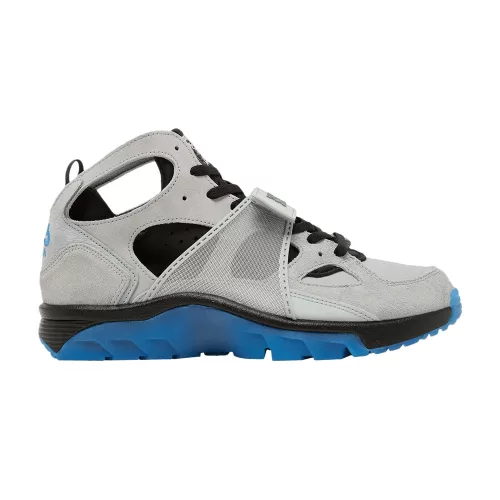 Nike Air Trainer Huarache Wolf Grey Star Blue nízke streetové tenisky sivé-modré — produktová fotografia na bielom pozadí, bočný pohľad