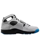 Nike Air Trainer Huarache Wolf Grey Star Blue nízke streetové tenisky sivé-modré — produktová fotografia na bielom pozadí, bočný pohľad
