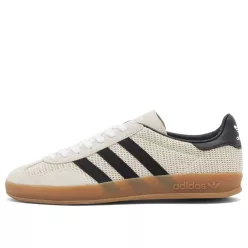 adidas Gazelle Indoor Aluminum Core Black nízke streetové tenisky čierne — produktová fotografia na bielom pozadí, bočný pohľad