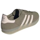 adidas Gazelle Indoor Olive Strata Wonder Quartz nízke streetové tenisky olivové — produktová fotografia na bielom pozadí, bočný pohľad