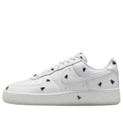 Nike Air Force 1 Low Retro Houseflies nízke streetové tenisky — produktová fotografia na bielom pozadí, bočný pohľad