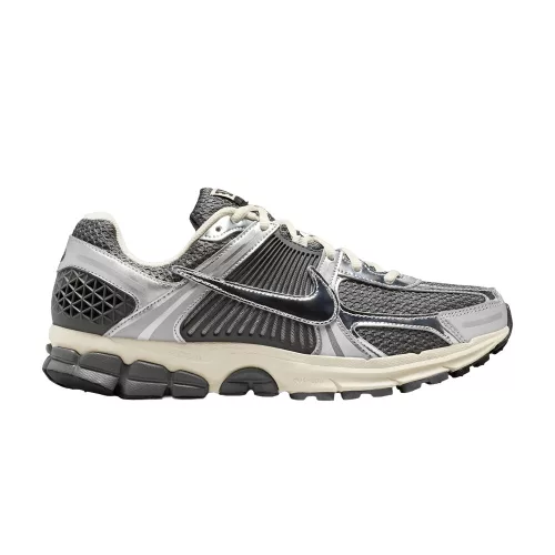 Nike Zoom Vomero 5 Iron Grey Chrome nízke bežecké tenisky sivé — produktová fotografia na bielom pozadí, bočný pohľad