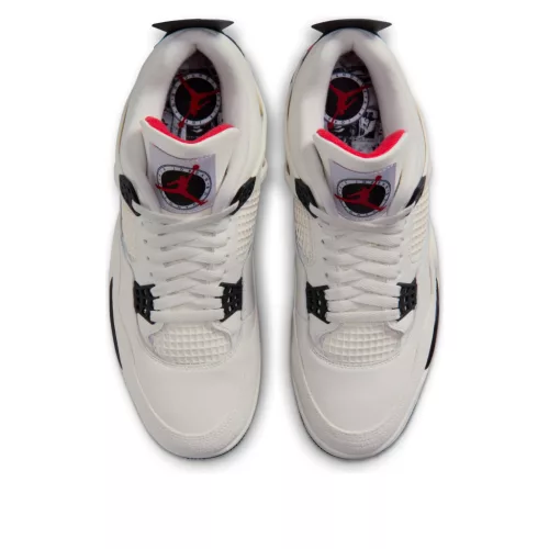 Jordan 4 Retro Flight Club nízke streetové tenisky — produktová fotografia na bielom pozadí, bočný pohľad