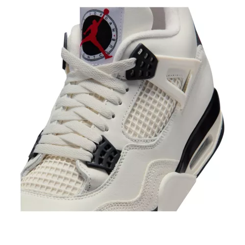 Jordan 4 Retro Flight Club nízke streetové tenisky — produktová fotografia na bielom pozadí, bočný pohľad