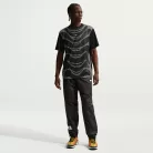 Nike Sportswear Tuned Air Football Shirt Black/Black pánske tričko čierne — produktová fotografia na bielom pozadí, bočný pohľad