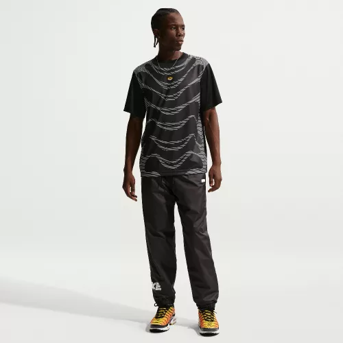 Nike Sportswear Tuned Air Football Shirt Black/Black pánske tričko čierne — produktová fotografia na bielom pozadí, bočný pohľad
