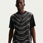 Nike Sportswear Tuned Air Football Shirt Black/Black pánske tričko čierne — produktová fotografia na bielom pozadí, bočný pohľad